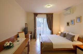 Апартаменты Petrovac Holiday Apartments Петровац Номер-студио с балконом и видом на море-2